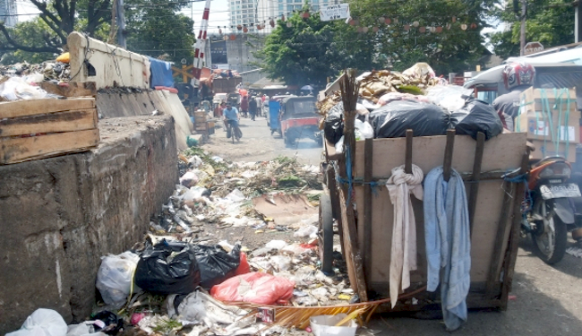 Ironi Tumpukan Sampah di Pasar Kebayoran Lama Yang Tak Pernah Terselesaikan
