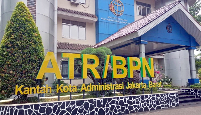 Pengunjung Kantor BPN Jakbar Jadikan Bahu Jalan Tempat Parkir