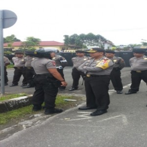 Ratusan Aparat Gabungan Amankan Rapat Pleno Pilkada Simalungun, Yang di Demo Massa PDI-Perjuangan