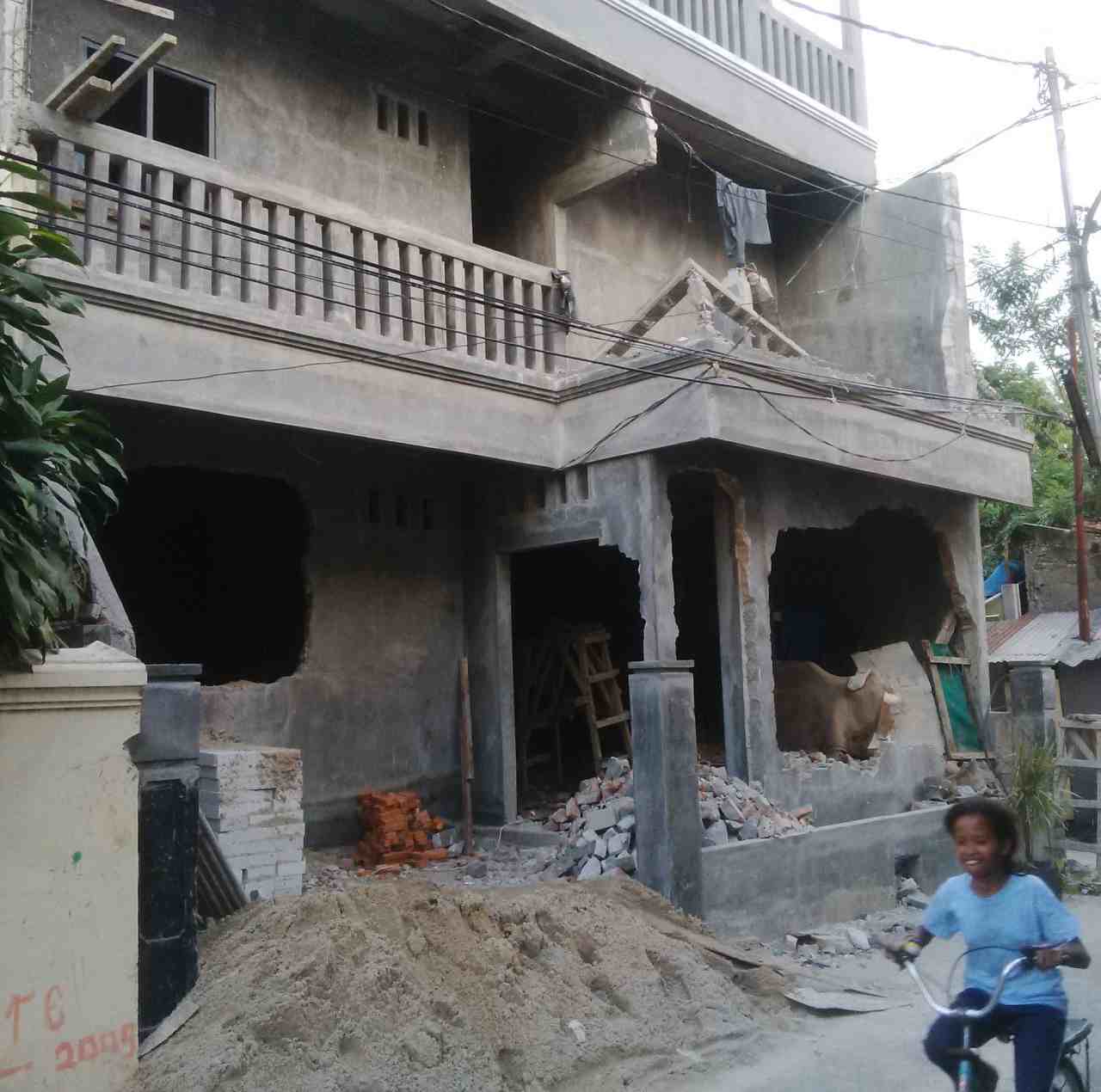 Sudah Disegel, Pembangunan Rumah Di Jl. Pemuda Jakarta Timur ini Tetap Berjalan, “Kok Bisa?