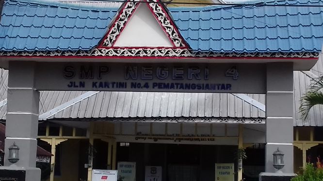 Kepsek SMPN 4 Pematang Siantar Kabur, Saat Dikonfirmasi Jendela Rusak
