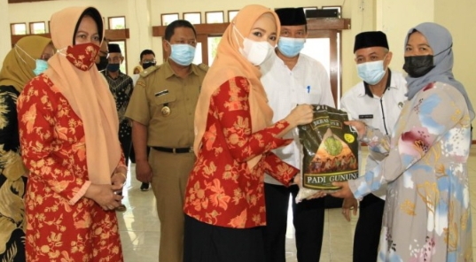 DWP Kemenag Salurkan Bantuan Ratusan Paket Sembako di Pabuaran