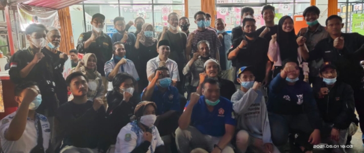Karang Taruna Kelurahan Aren Jaya Bagikan Ratusan Takjil Secara Gratis Kepada Masyarakat