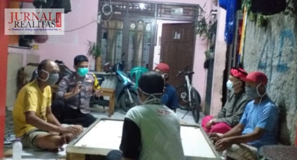 Pastikan Keamanan dan Ketertiban Warga, Bhabinkamtibmas Duri Kosambi Sambangi Pos Ronda