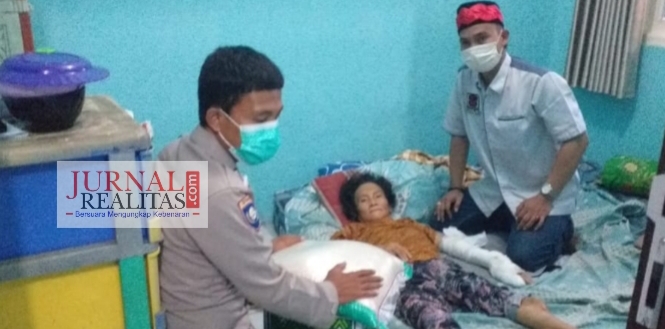Lakukan Aksi Kemanusiaan, Bhabinkamtibmas Duri Kosambi, Polsek Cengkareng Bantu Warga Yang Sakit