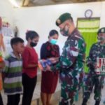 Satgas Pamtas Yonarmed 6/3 Kostrad Bagikan Masker untuk Cegah Covid-19 di Perbatasan RI-RDTL