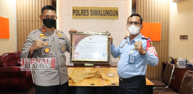 Aktif Berikan Bantuan Vaksinasi di LP Kelas II A, Kapolres Simalungun Terima Penghargaan Dari Kemenkumham