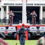 Disematkan Baret Merah Kopassus, Kapolri: Jangan Ragukan Sinergitas TNI-Polri Jaga NKRI