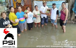 DPC PSI Sukawangi Jalankan Intruksi Ketua DPD PSI Kabupaten Bekasi Untuk Peduli Bencana Banjir